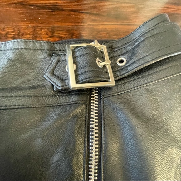 Topshop vegan pleather mini skirt front zipper and buckle details - Picture 7 of 9